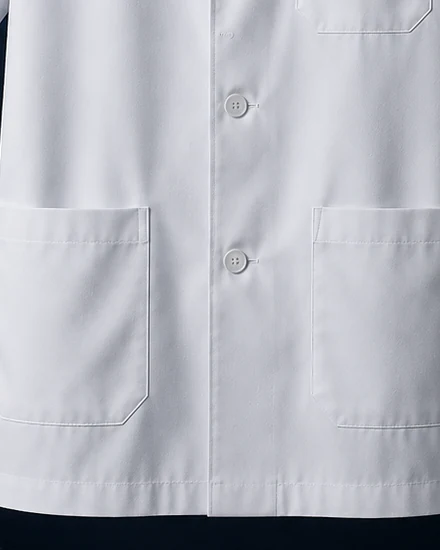 เสื้อกาวน์สั้น ARVYN — กระเป๋าล่างสองใบ ตะเข็บเก็บริม และแนวกระดุมกลางตัว